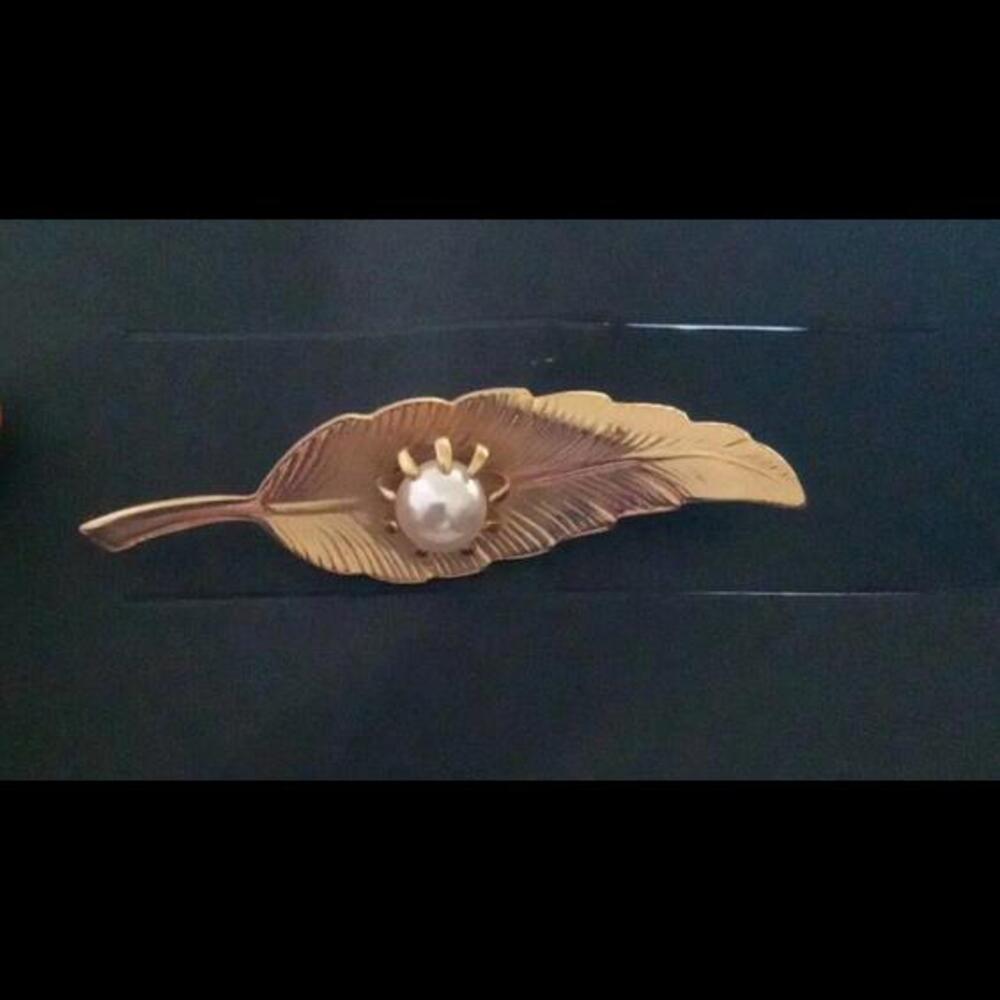 Gold Tone Pearl Vintage Leaf Brooch. Pin. Approx 2in. Beautiful